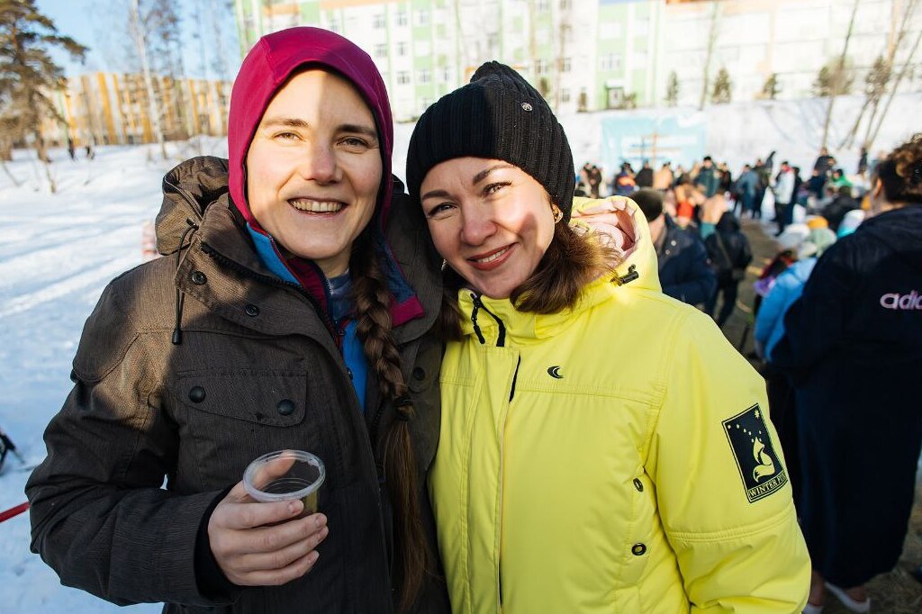 Космонавт Анна Кикина окунулась в прорубь у новосибирского лицея