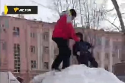 В Новосибирске дети превратили в опасную горку залежи снега