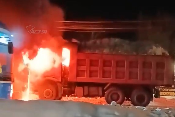 В Новосибирске на улице Выборной загорелся самосвал HOWO