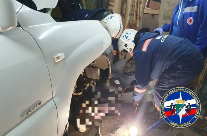 Новосибирца насмерть придавила собственная машина