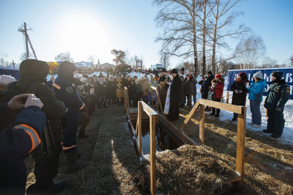 Новосибирцы празднуют Крещение на озере «Жемчужина Сибири»