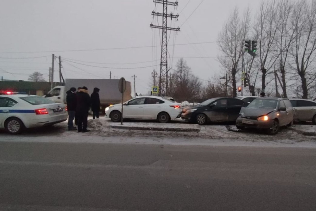 В Новосибирске пять автомобилей столкнулись на Старом шоссе