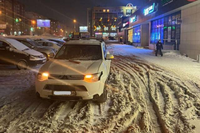 В Новосибирске водитель врезался в скамейку с ребенком