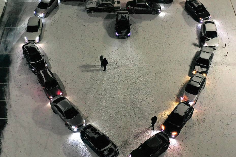 Новосибирец сделал предложение любимой посреди сердца из «мазд»