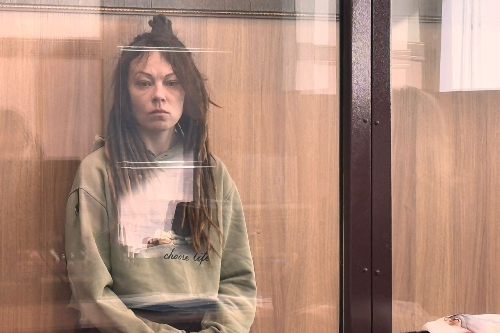 Жительница Новосибирска прикурила сигарету от «Вечного огня»