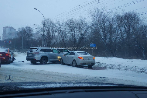 Массовое ДТП сковало движение на Ватутина в Новосибирске