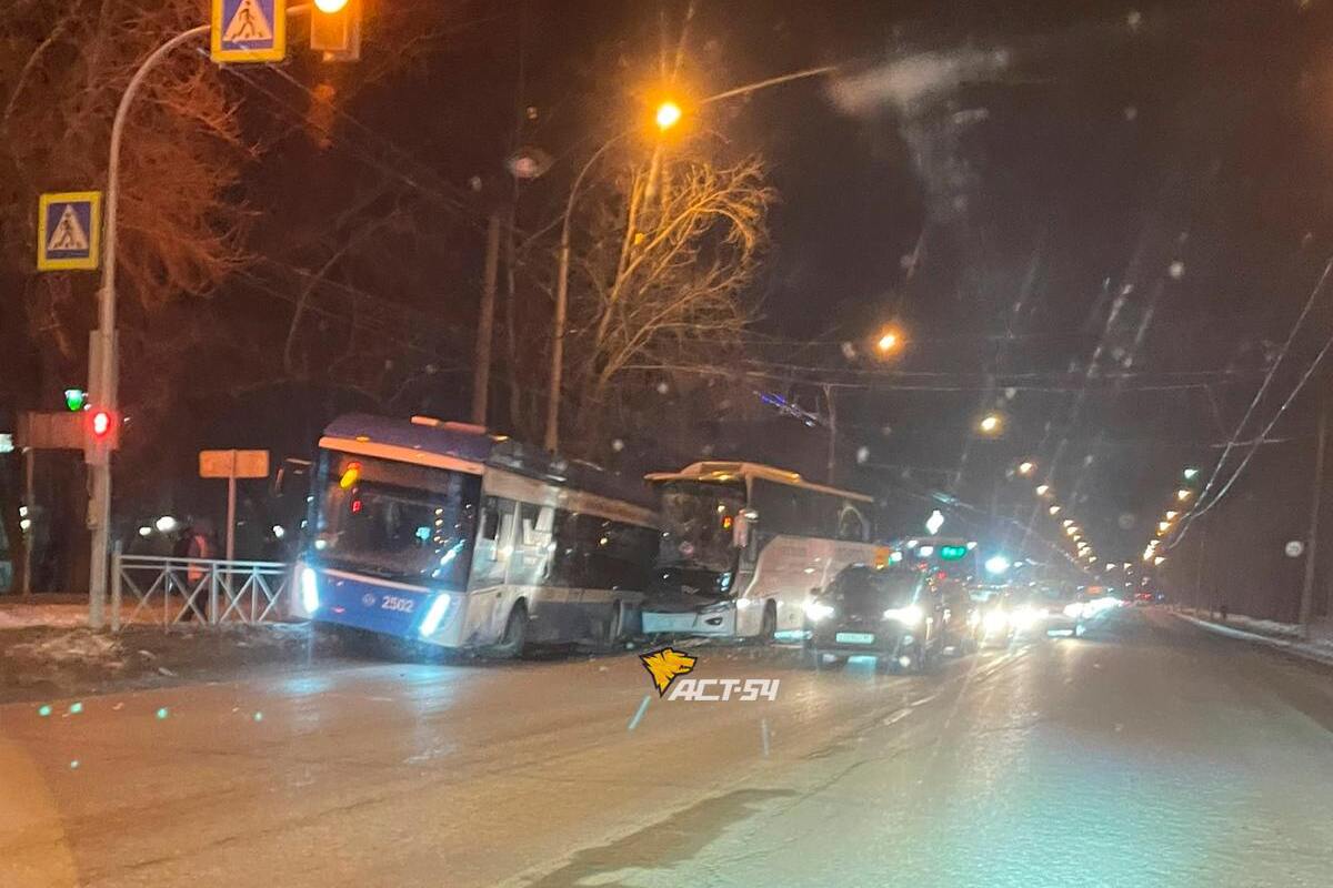 В Новосибирске автобус столкнулся с троллейбусом
