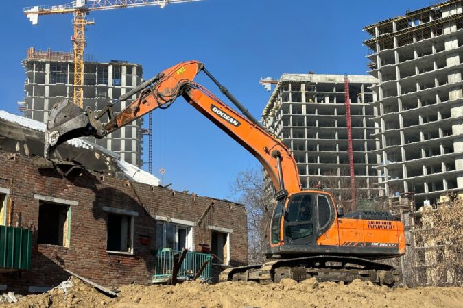 В Новосибирске сносят аварийные дома на Игарской