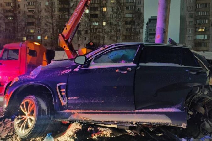 В Новосибирске пассажир BMW погиб после столкновения авто со столбом