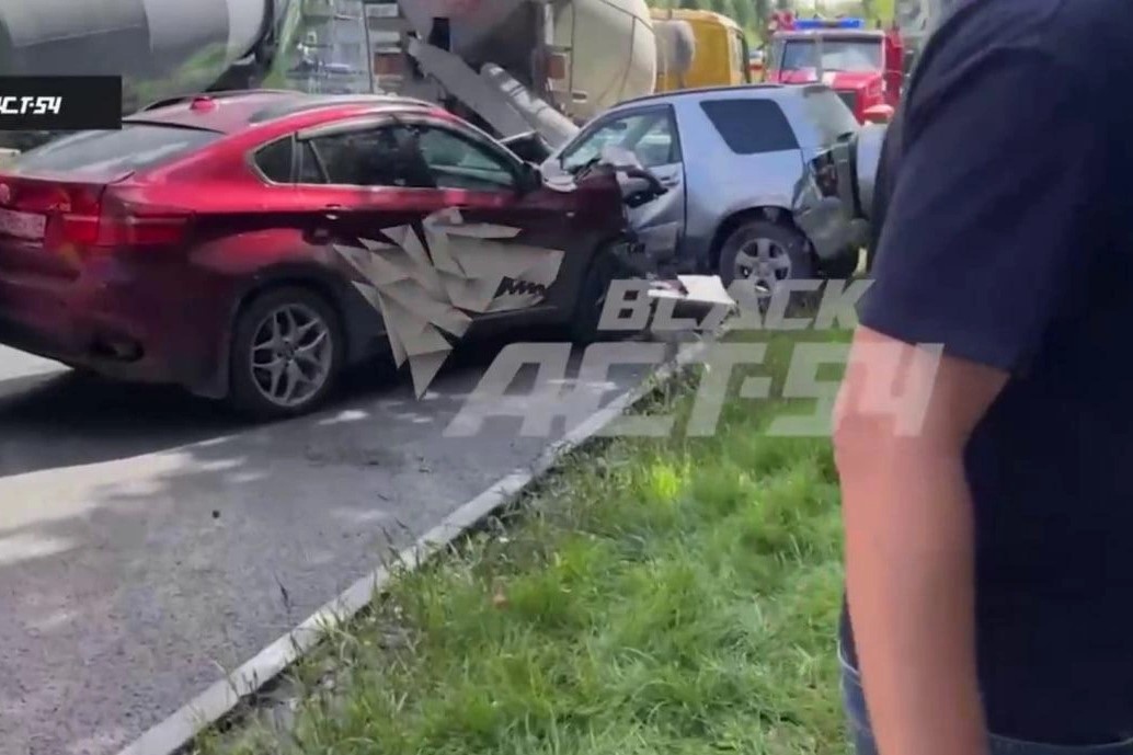 В Новосибирске бетономешалка протаранила шесть машин бетономешалка 20 авг.А