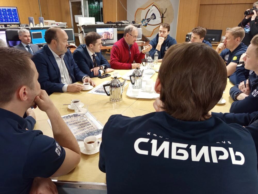 хоккеисты за столом 10 апр хоккеисты за столом 10 апр