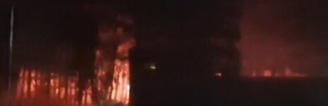 В Новосибирске на Шлюзе ночью загорелось кафе «Песочница» — очевидцы слышали взрывы Screenshot_4