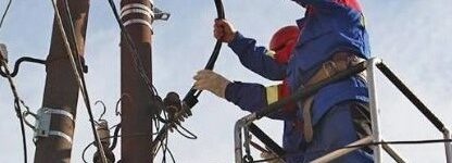 Работодатели Новосибирской области ищут электриков электрик на столбе 3 фото АО РЭС