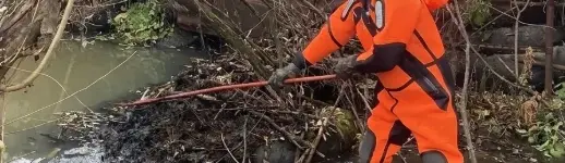 Новосибирские спасатели расчистили огромный затор из покрышек в пойме Оби спасатель расчищает затор